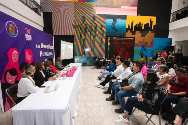 Realizan conferencia: derechos humanos y la mujer